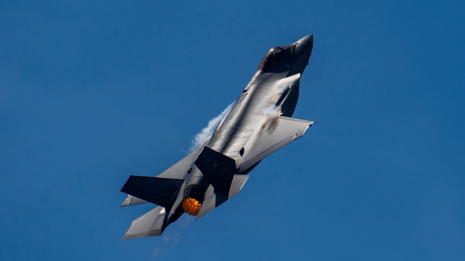 صورة للمقاتلة "F-35A" التابعة للقوات الجوية الأمريكية أثناء تحليقها فوق مطار أتلانتا خلال عرض عسكري، 23 مايو 2021.