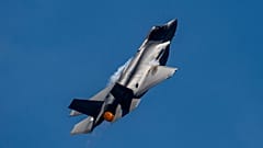 صورة للمقاتلة "F-35A" التابعة للقوات الجوية الأمريكية أثناء تحليقها فوق مطار أتلانتا خلال عرض عسكري، 23 مايو 2021.