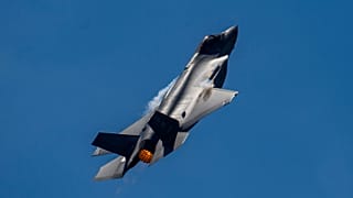 صورة للمقاتلة "F-35A" التابعة للقوات الجوية الأمريكية أثناء تحليقها فوق مطار أتلانتا خلال عرض عسكري، 23 مايو 2021.
