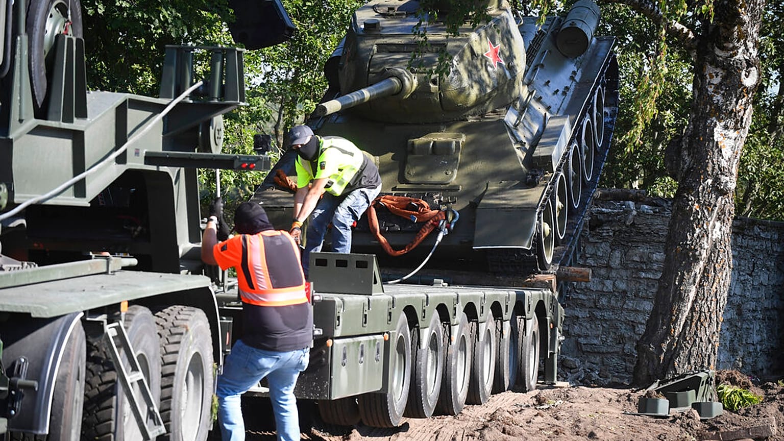 Monumento de un tanque soviético retirado de las calles de Estonia