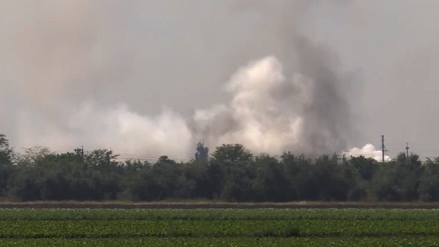 Libertação de fumo das explosões em depósito de armas na Crimeia