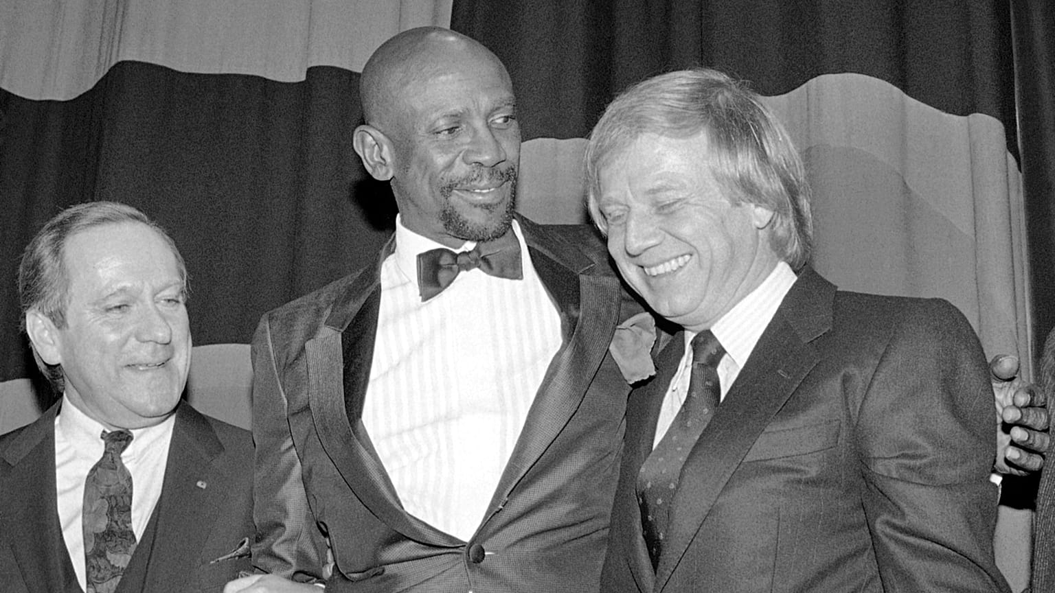De gauche à droite, Rolf Zehetbauer, chef décorateur de "Cabaret", l'acteur américain Lou Grossett Jr. et le réalisateur Wolfgang Petersen - 11 décembre 1985 (Allemagne)