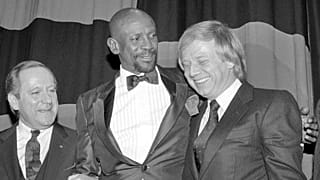 De gauche à droite, Rolf Zehetbauer, chef décorateur de "Cabaret", l'acteur américain Lou Grossett Jr. et le réalisateur Wolfgang Petersen - 11 décembre 1985 (Allemagne)