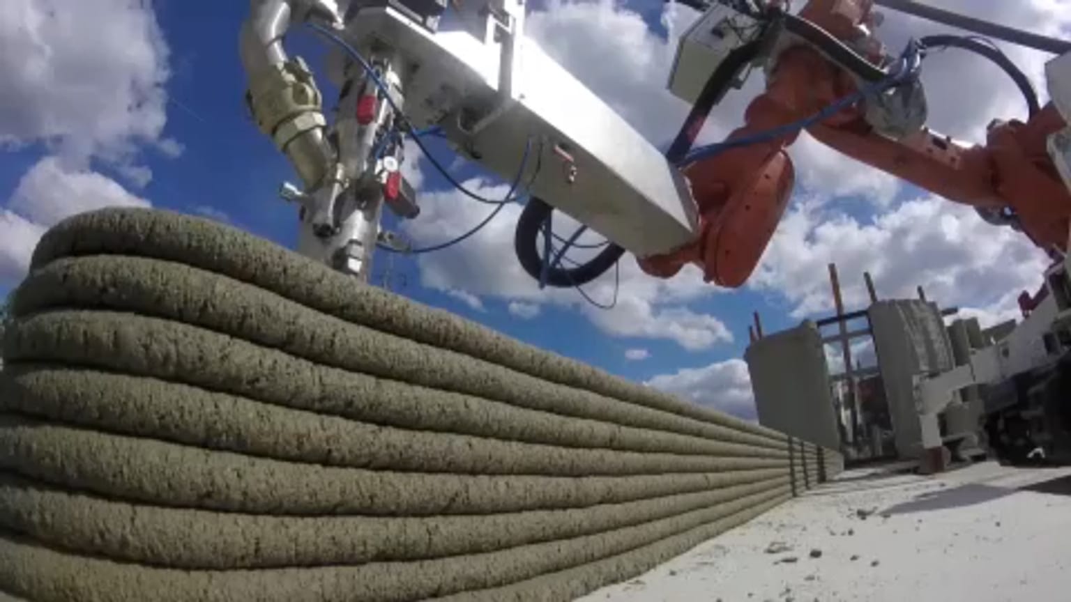 Un muro in calcestruzzo creato con la tecnica della stampa 3D 