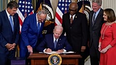 Joe Biden a promulgué son vaste plan d’investissement sur le climat et la santé, mardi 16 août 2022.