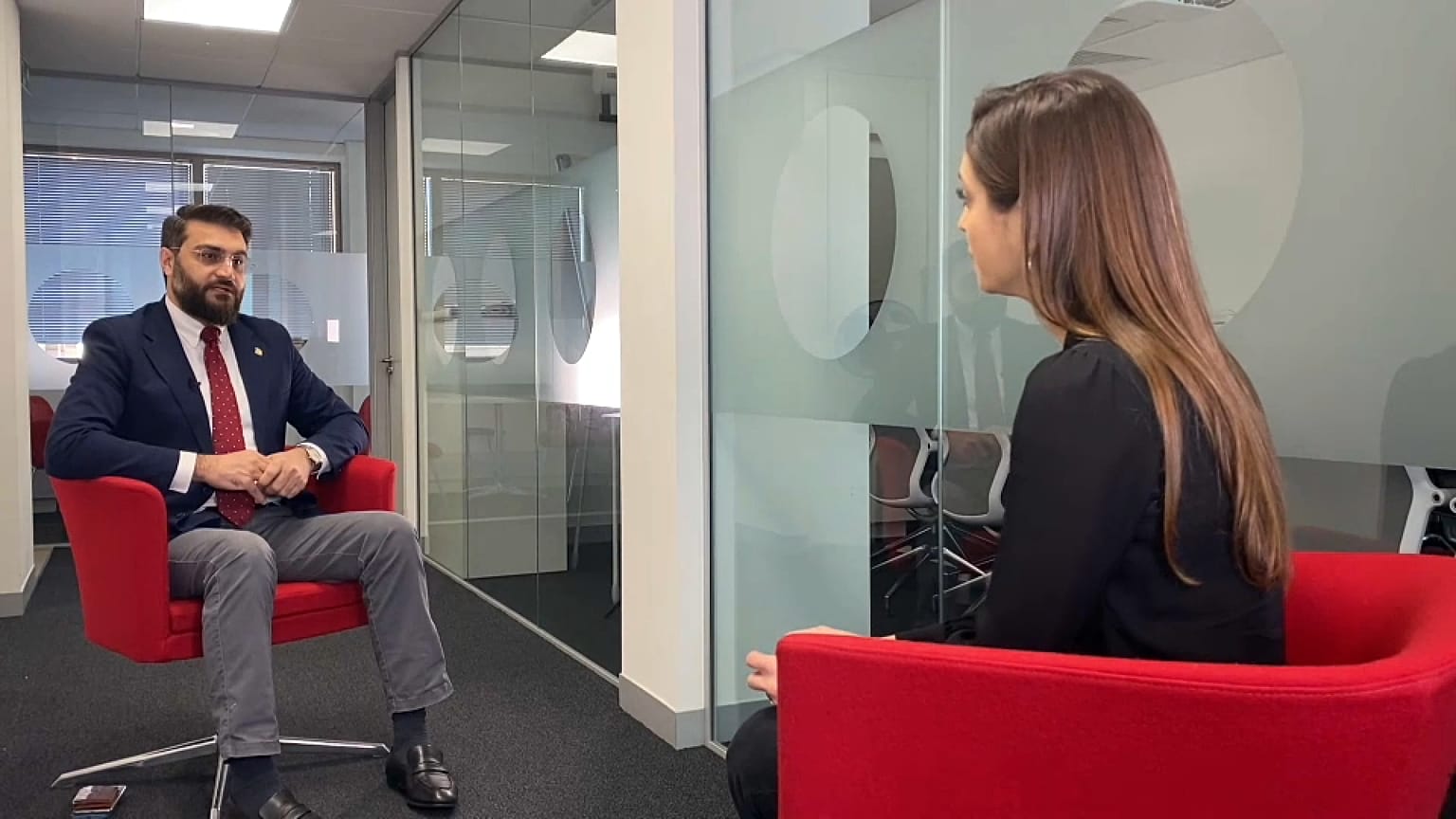 Hamdullah Mohib, ex-chef de cabinet du président afghan interviewé par Anelise Borges à Euronews