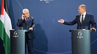 المستشار الألماني أولاف شولتس إلى جانب الرئيس الفلسطيني محمود عباس