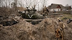 Украинский солдат на подбитом российском танке в селе Андреевка Киевской области (начало апреля 2022 г.)