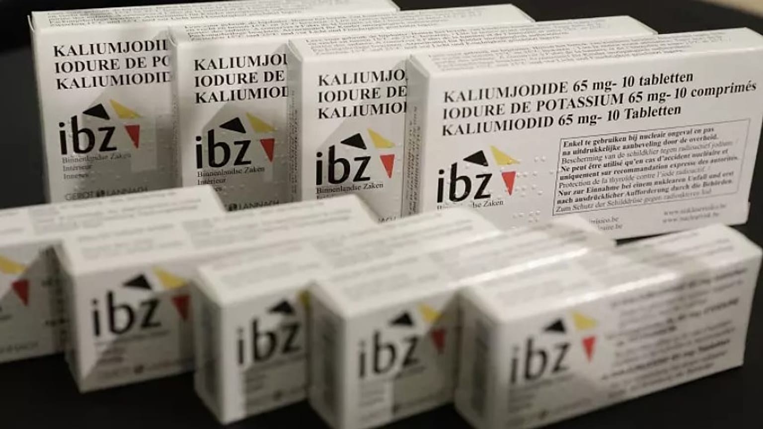 Jodtabletten verhindern die Aufnahme von radioaktivem Jod in die Schilddrüsen, die bei einer Infektion Krebs entwickeln können.