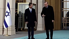 الرئيس التركي إردوغان مستقبلاً إسحق هرتسوغ في أنقرة في آذار/مارس 2022