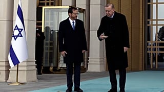 الرئيس التركي إردوغان مستقبلاً إسحق هرتسوغ في أنقرة في آذار/مارس 2022