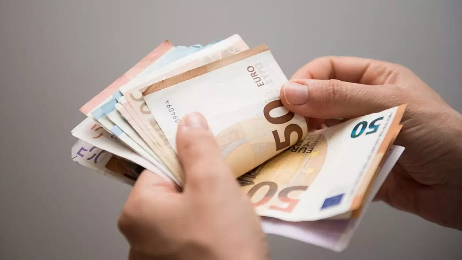 Gıda ve enerji fiyatlarındaki artışlar Avrupa'daki rekor enflasyona en fazla katkıda bulunan faktörler 