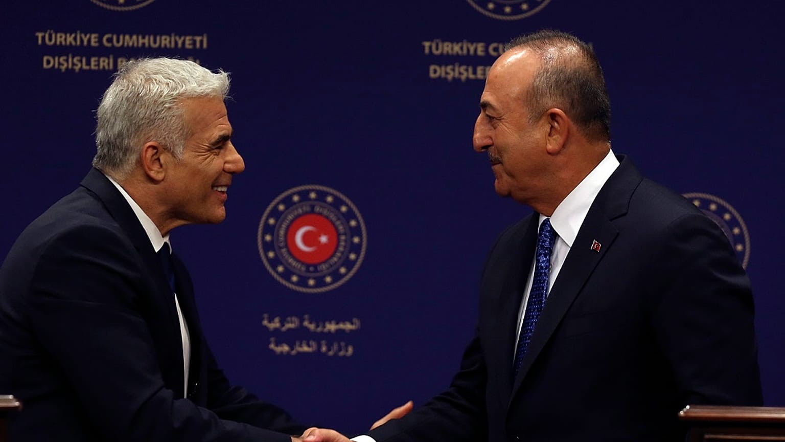 Händedruck zwischen dem israelischen Ministerpräsidenten Yair Lapid und dem türkischen Außenminister Mevlüt Çavuşoğlu (Aufnahme vom 23. Juni 22)