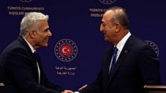 Händedruck zwischen dem israelischen Ministerpräsidenten Yair Lapid und dem türkischen Außenminister Mevlüt Çavuşoğlu (Aufnahme vom 23. Juni 22)