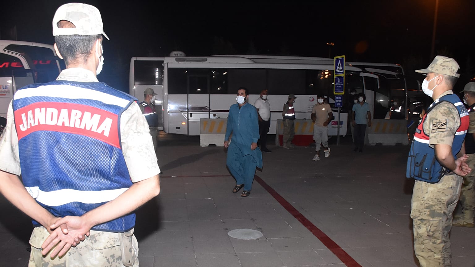 Afgan uyruklu 227 düzensiz göçmen Erzurum'dan ülkelerine gönderildi. 10/08/2022