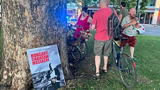 Egy transzparens a szerdai tüntetésről