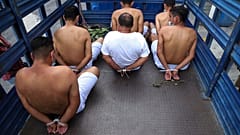 Supostos membros de gangues detidos pela polícia em El Salvador