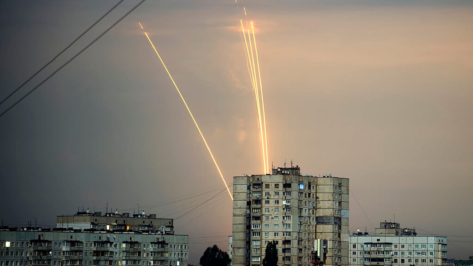 Bairro residencial de Kharkiv bombardeado