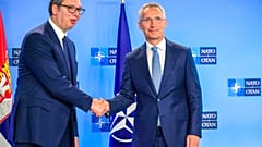 Le chef de l'OTAN Jens Stoltenberg et le président serbe Aleksandar Vučić se sont rencontrés à Bruxelles, le 17/08/2022