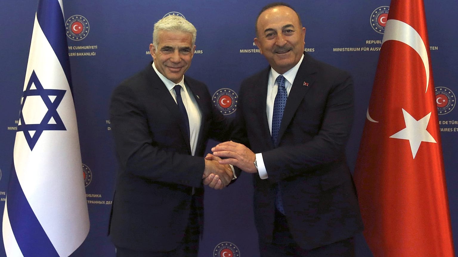 وزير الخارجية التركي مولود جاويش أوغلو ووزير الخارجية الإسرائيلي يائير لابيد في أنقرة، تركيا، الخميس 23 يونيو 2022
