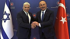 وزير الخارجية التركي مولود جاويش أوغلو ووزير الخارجية الإسرائيلي يائير لابيد في أنقرة، تركيا، الخميس 23 يونيو 2022