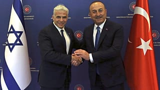 وزير الخارجية التركي مولود جاويش أوغلو ووزير الخارجية الإسرائيلي يائير لابيد في أنقرة، تركيا، الخميس 23 يونيو 2022