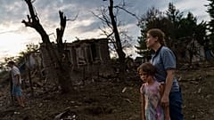 Los residentes observan las casas dañadas por un ataque con cohetes a primera hora de la mañana en Kramatorsk, en el este de Ucrania, el martes 16 de agosto de 2022