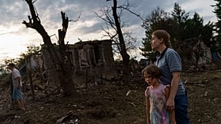 Los residentes observan las casas dañadas por un ataque con cohetes a primera hora de la mañana en Kramatorsk, en el este de Ucrania, el martes 16 de agosto de 2022