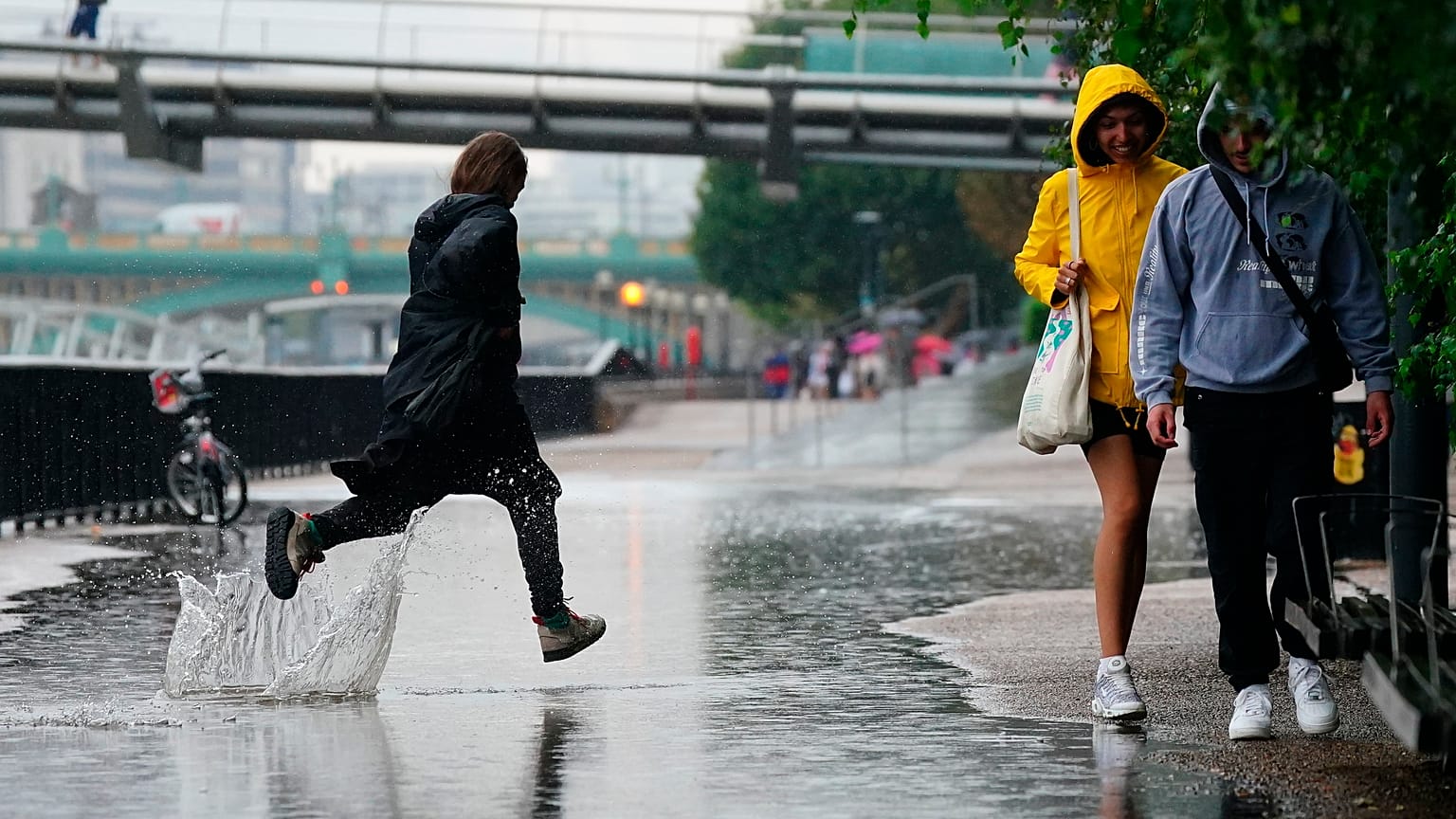 Gente corriendo bajo la lluvia en Londres tras semanas de clima sofocante, que ha provocado sequía y ha dejado la tierra reseca, el 17 de agosto de 2022. 