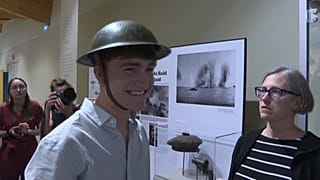 Léandre Marsolais et le casque de son bisaïeul