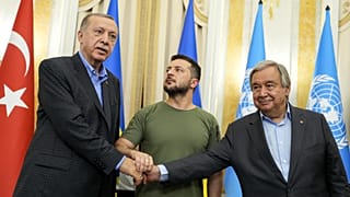 Les présidents ukrainien Volodymyr Zelensky et turc Recep Tayyip Erdogan et le secrétaire général de l'ONU, Antonio Guterres, à Lviv en Ukraiine, le 18 août 2022