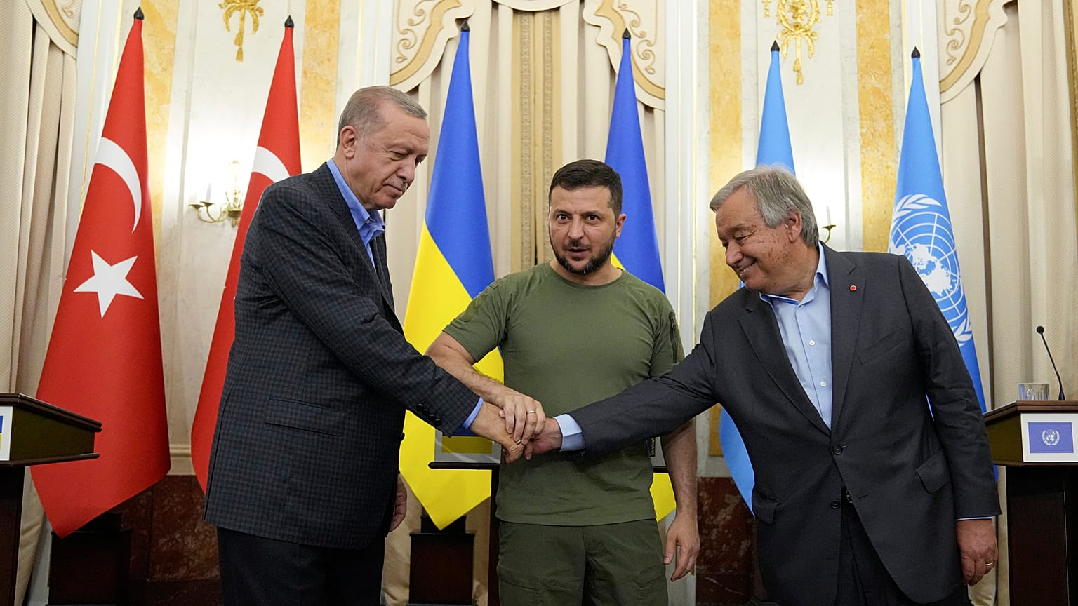 Генсек ООН и президенты Турции и Украины провели встречу во Львове. 