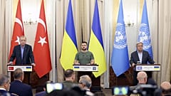 الرئيسان الأوكراني والتركي والأمين العام للأمم المتحدة في لفيف غرب أوكرانيا