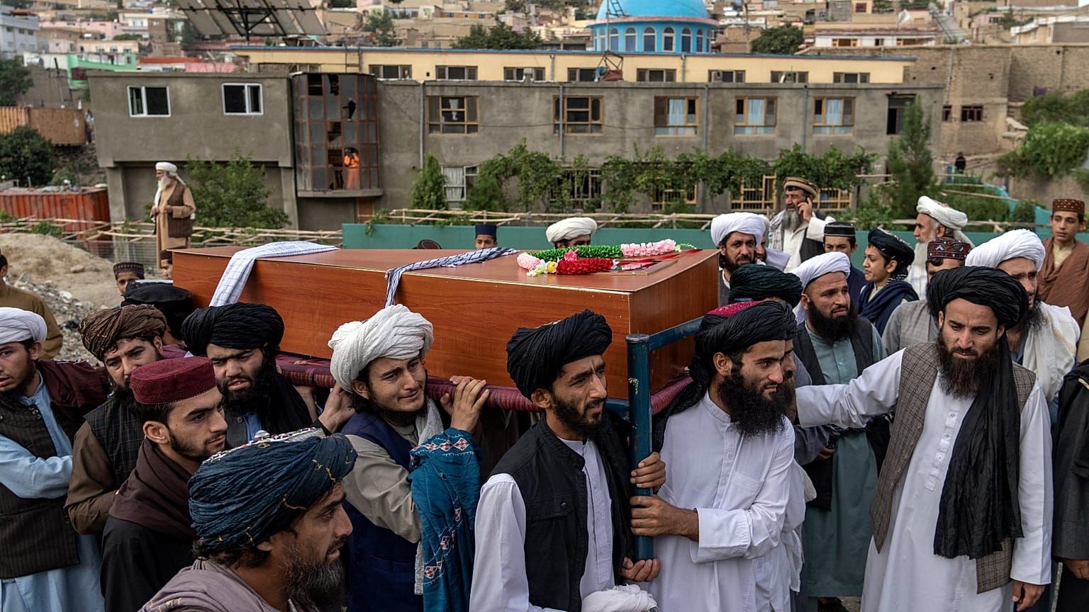 Des hommes endeuillés après l'explosion d'une mosquée à Kaboul (Afghanistan) - 18.08.2022