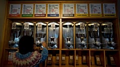 Un trabajador llena una bolsa con café para un cliente en una tienda con importaciones de Brasil, Colombia y Vietnam en Buenos Aires, Argentina, el viernes 8 de julio de 2022.