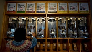Un trabajador llena una bolsa con café para un cliente en una tienda con importaciones de Brasil, Colombia y Vietnam en Buenos Aires, Argentina, el viernes 8 de julio de 2022.