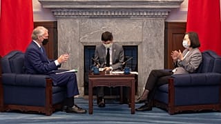 Ed Markey massachusettsi szenátor megbeszélést folytat Caj Jing-ven tajvani elnökkel Tajpejben augusztus 15-én.