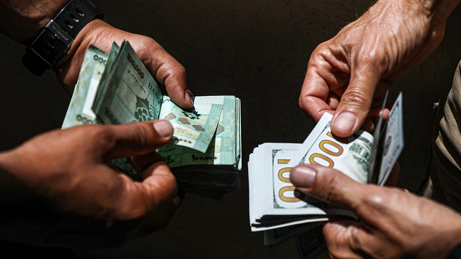 تبادل العملات الورقية بالليرة اللبنانية والدولار الأمريكي في السوق السوداء في العاصمة اللبنانية بيروت، 18 يونيو / حزيران 2020