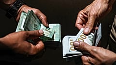 تبادل العملات الورقية بالليرة اللبنانية والدولار الأمريكي في السوق السوداء في العاصمة اللبنانية بيروت، 18 يونيو / حزيران 2020