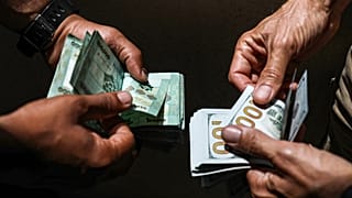 تبادل العملات الورقية بالليرة اللبنانية والدولار الأمريكي في السوق السوداء في العاصمة اللبنانية بيروت، 18 يونيو / حزيران 2020