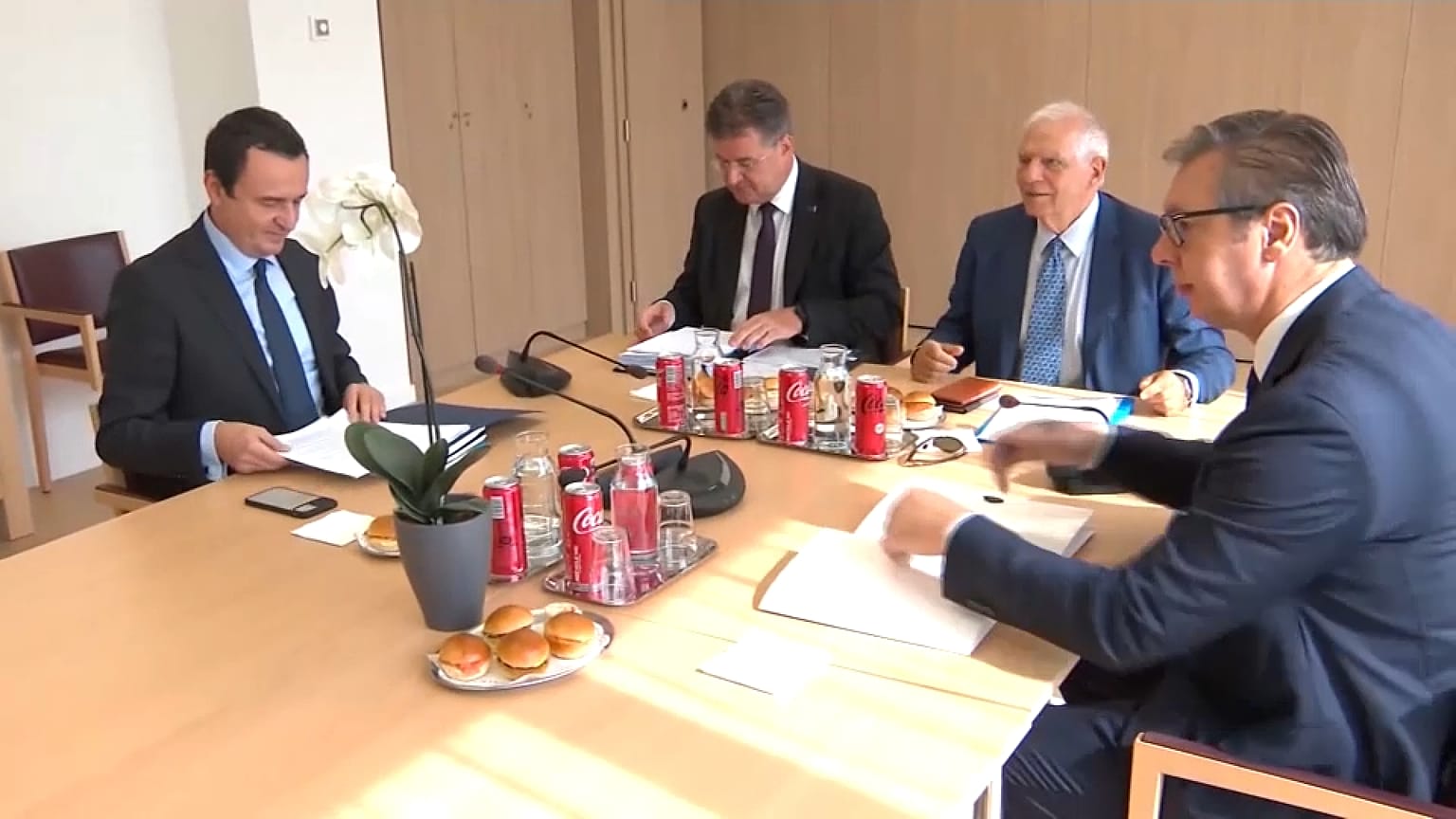 Стороны за столом переговоров.