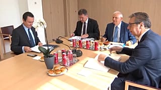 Стороны за столом переговоров.