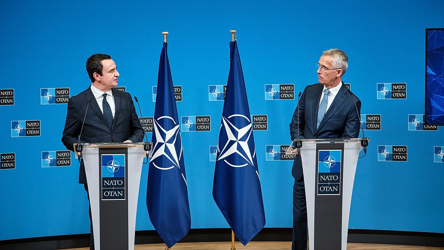 Le Premier ministre kosovar Albin Kurti et Jens Stoltenberg, secrétaire général de l'Otan