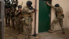 Ukrainische Freiwillige lernen Häuserkampf im Südosten Englands am 15.08.2022