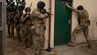 Ukrainische Freiwillige lernen Häuserkampf im Südosten Englands am 15.08.2022