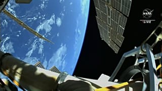 Cosmonauta ruso Oleg Artémiev tiene problemas con su traje en una caminata espacial