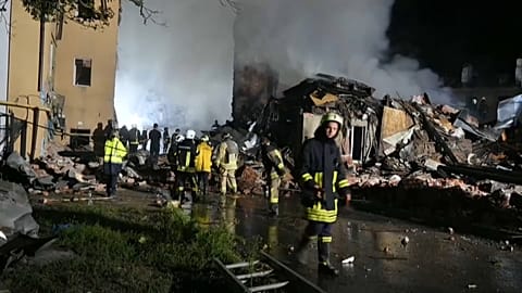 Bergungsarbeiten am zerstörten Gebäude