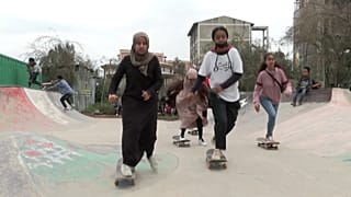 إثيوبيات يمارسن رياضة التزلج على الألواح