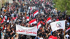 أنصار إطار التنسيق الشيعي يحضرون مسيرة للتنديد بخصومهم، أتباع رجل الدين الشيعي مقتدى الصدر، بغداد، العراق، الجمعة  12 أغسطس / آب 2022