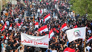 أنصار إطار التنسيق الشيعي يحضرون مسيرة للتنديد بخصومهم، أتباع رجل الدين الشيعي مقتدى الصدر، بغداد، العراق، الجمعة  12 أغسطس / آب 2022